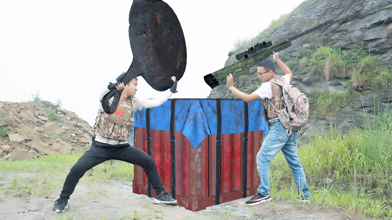 和平精英真人版：沙雕妹子和敌人非法组队，惨遭套路被平底锅拍死