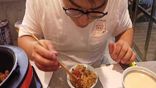 小伙第一次吃鴿子套餐，店員直接把電飯煲端了上來！