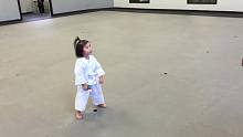骗你生女儿系列！三岁萝莉学武道 一招一式萌化了