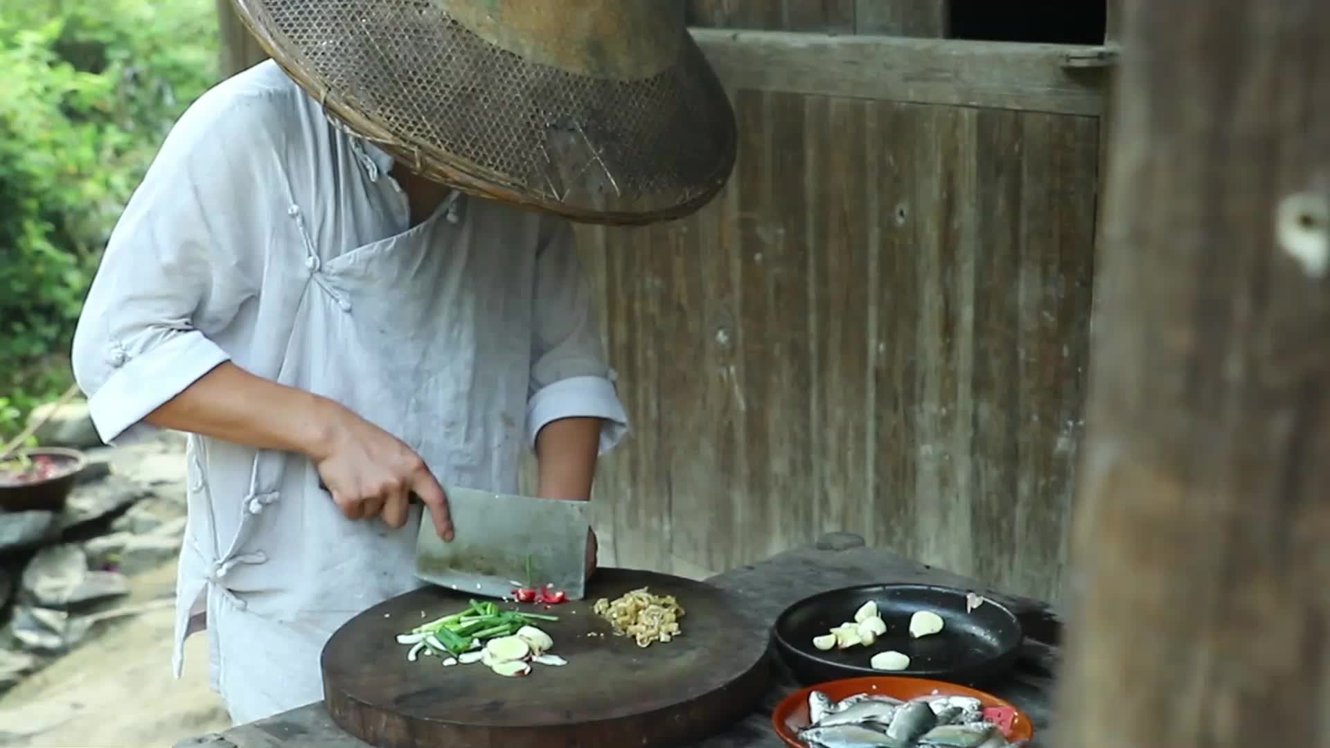小伙水煮牛肉，红彤彤的汤汁冒着几片嫩嫩的牛肉，口水直流