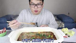花100多吃顿牛粪火锅，小伙居然觉得挺好吃？