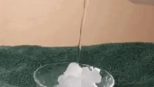 超冷水接触到冰立刻凝固