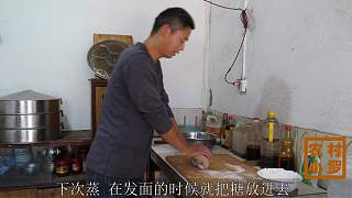 北京网友发来美食图片，农村小罗试着照做，掀开锅父母看呆了