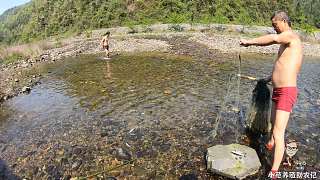 渔网把溪水里的马口全都围在小滩上，一下5斤多，看着真过瘾