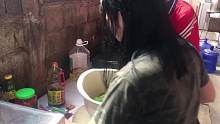 在老挝的老乡们不能吃猪肉，快憋坏了，于是想到这招