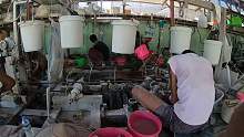 缅甸翡翠加工厂，光切石头的机器就10 来台，每天切出来的边角料都能堆成小山