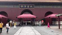 群演龙套哥带蓝天第一次去故宫玩，路上偶遇三位漂亮的小姐姐