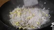 农村小娟抓一把豆芽炒个菜，简单的饭菜，却有浓浓的家乡味