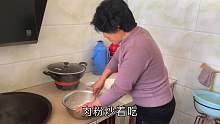 佳雨婆婆蒸南瓜大花卷，黄楞楞一箆，十一馋的一直盯着饭桌看