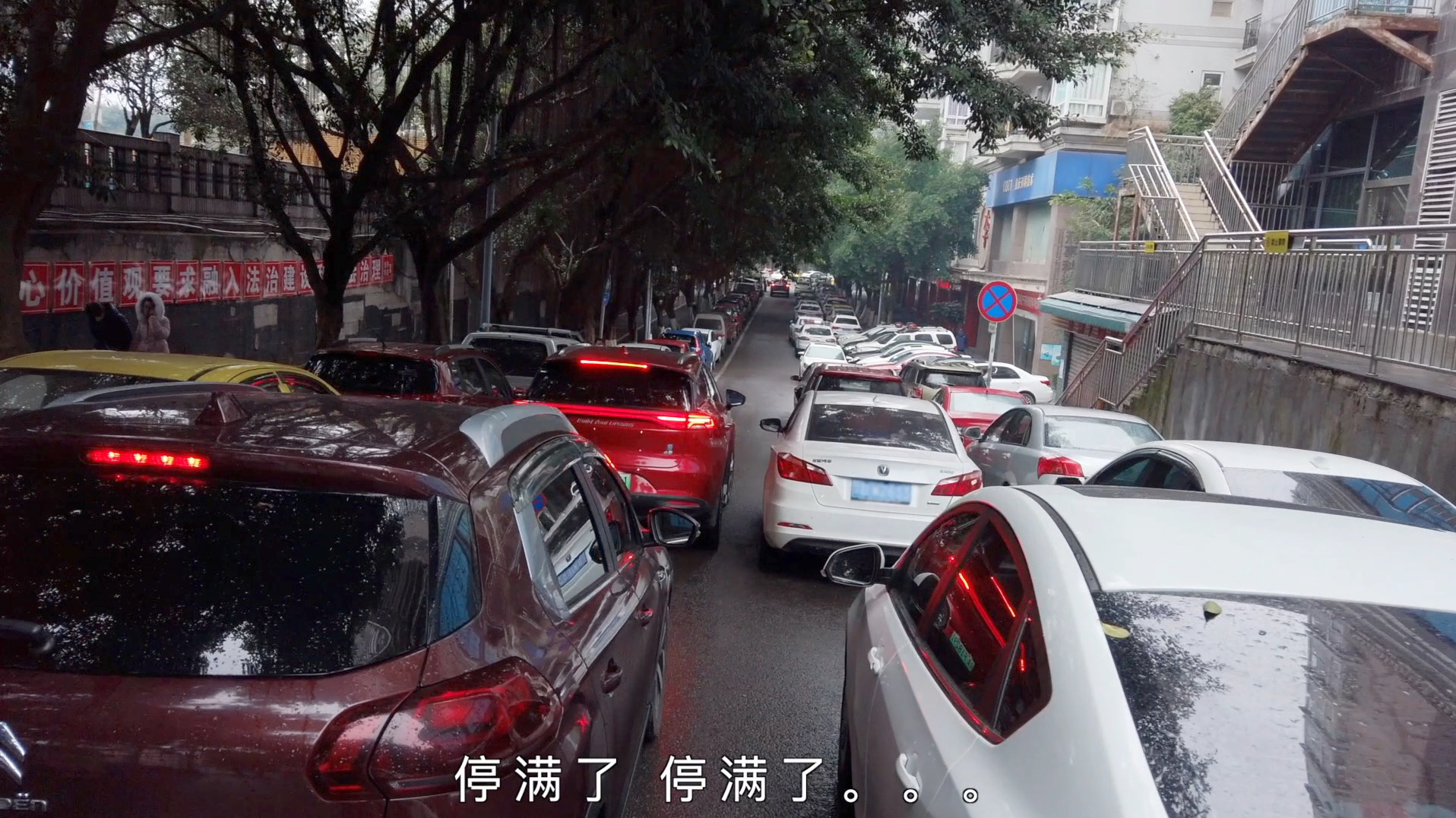 特殊时期上街买东西实录：过程真的太崎岖了！街上停的车比人还多