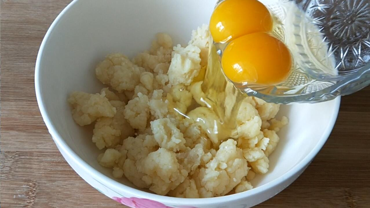 1碗面粉，2个鸡蛋，往碗里一倒筷子两搅，刚出锅就抢着吃