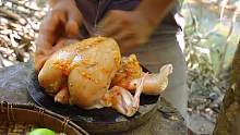 山上小伙烤土鸡，配上爽口酸辣酱，一人吃一只，看饿了