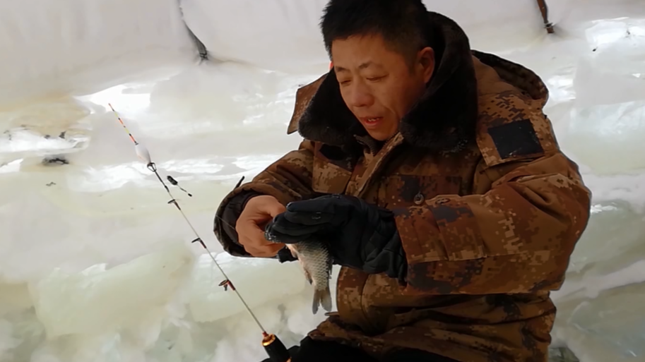 东北大哥另类的冰上钓鱼，引发网友热议：真有才