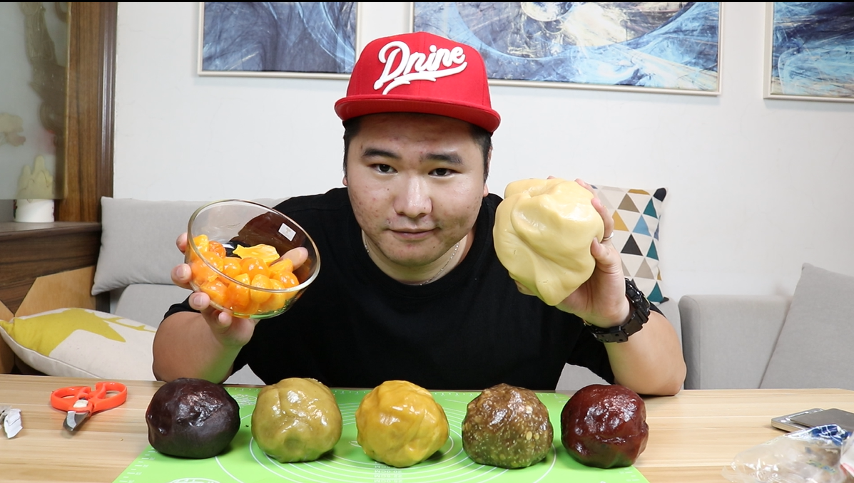 20个鸡蛋5种口味做一颗3500克超大月饼，到底什么味道？