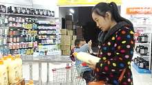 农村小伙带你逛湖南边陲小镇上的超市，如果不说还以为进了大城市