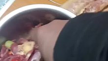 徒步西藏在徒步车里吃烤肉