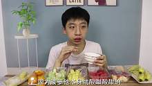 小伙作死挑战网红吃法水果蘸酱油，究竟是黑暗料理还是人间美味？