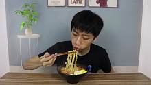 小伙试吃张云雷网红泡面，老干妈和泡面的神仙组合也太配了吧！
