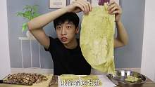 小伙自制大饼卷熏肉，徒手撕比两个脸还大的巨饼！！