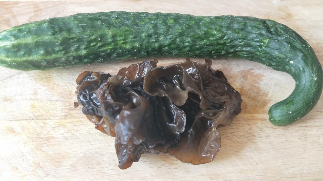 黄瓜不要再凉拌了，这种吃法头一次见，两手一卷，越吃越开心