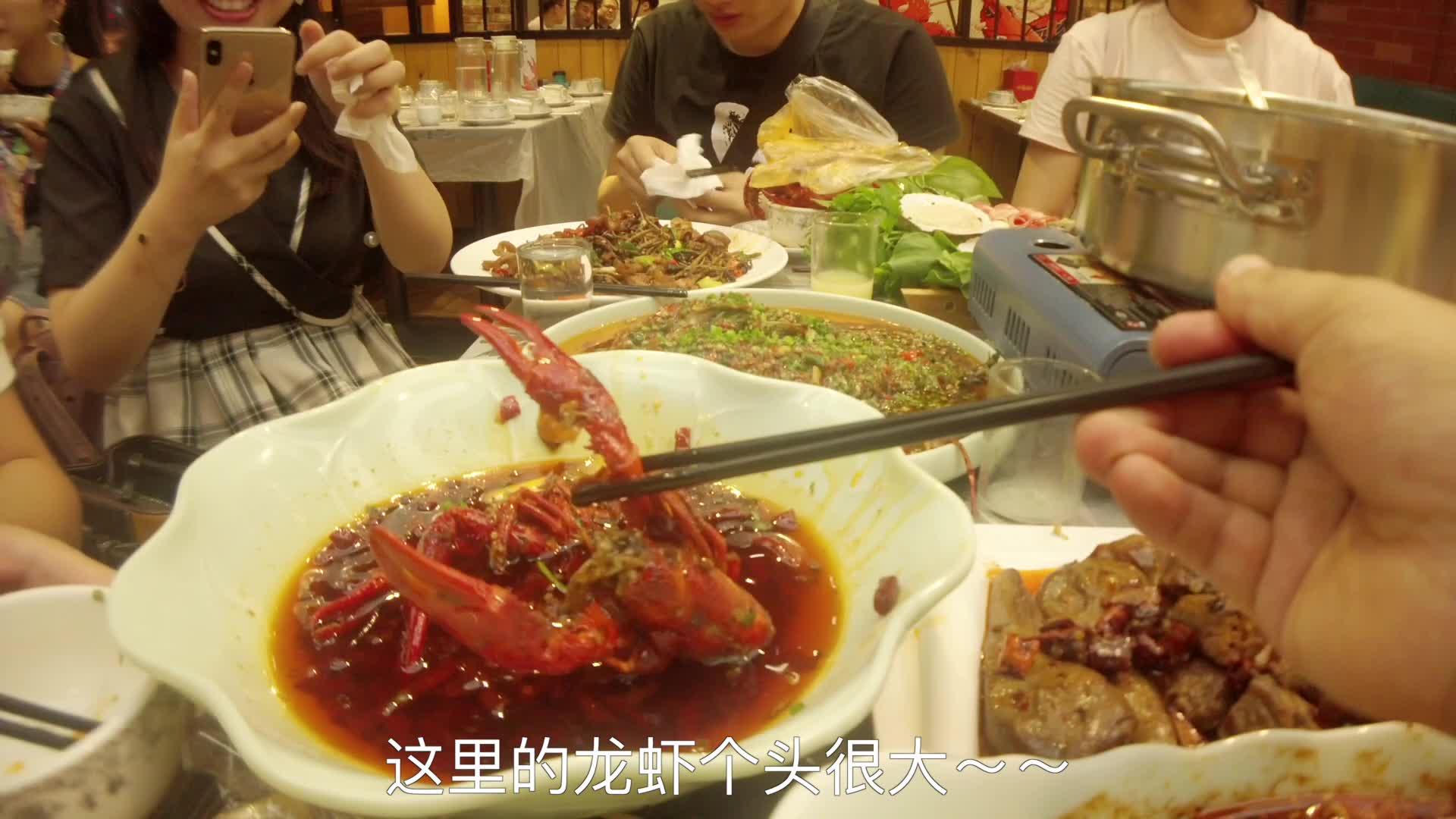 打卡重庆《人生一串》袁师傅烧烤，勒个耗儿鱼吃得我满嘴流油！