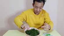 小伙试吃海葡萄，沾点蘸料吃一口差点流泪