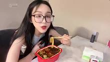 看自己吃东西的回放情不自禁的流下了口水