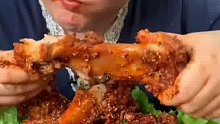 看看大姐吃肉太香了