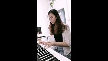 弹钢琴
