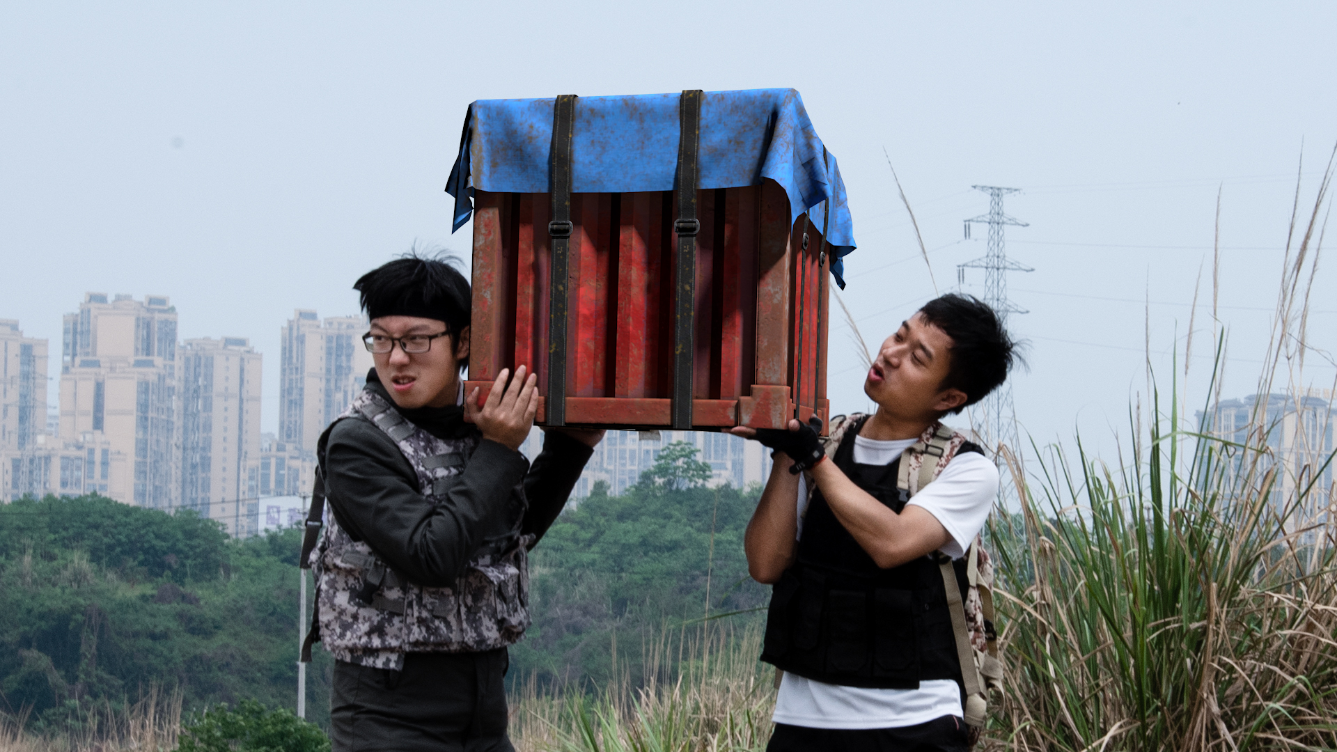 绝地求生真人版：妹子发射3发信号弹召唤空投，用100颗手雷钓