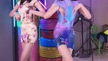 玫瑰两朵等你采！