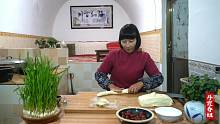 春姐用面粉给家里孩子做促进食欲的花馍馍，一家人吃的真过瘾
