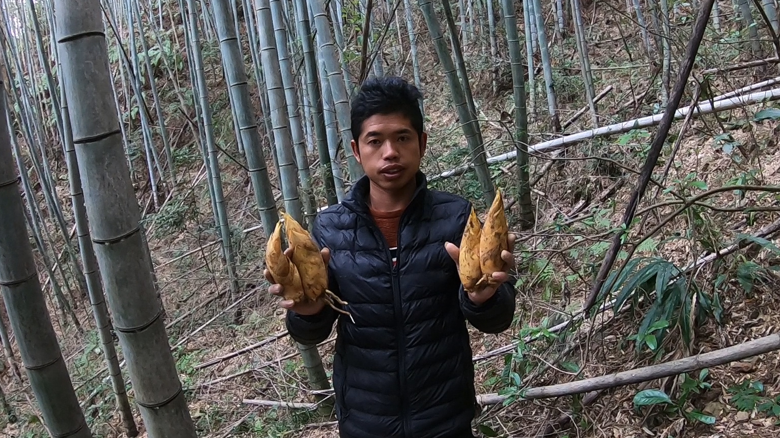 刚下钓就有大货咬钩，老罗攒足劲扯着鱼竿往回拉，雨哥一旁乐坏了