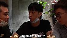 网上那些爆火的美食攻略是真的吗？三帅哥按照攻略每家都去尝试