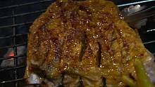 “深夜派食”羊排鸡爪都拿来烤，一人在阳台吃烧烤太过瘾了