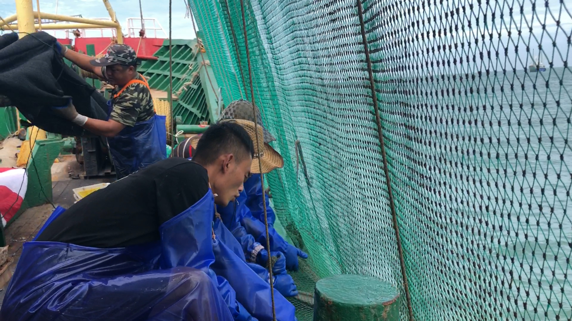 “渔民”最苦的一种职业，看一帮大老爷们在船上都在干什么的