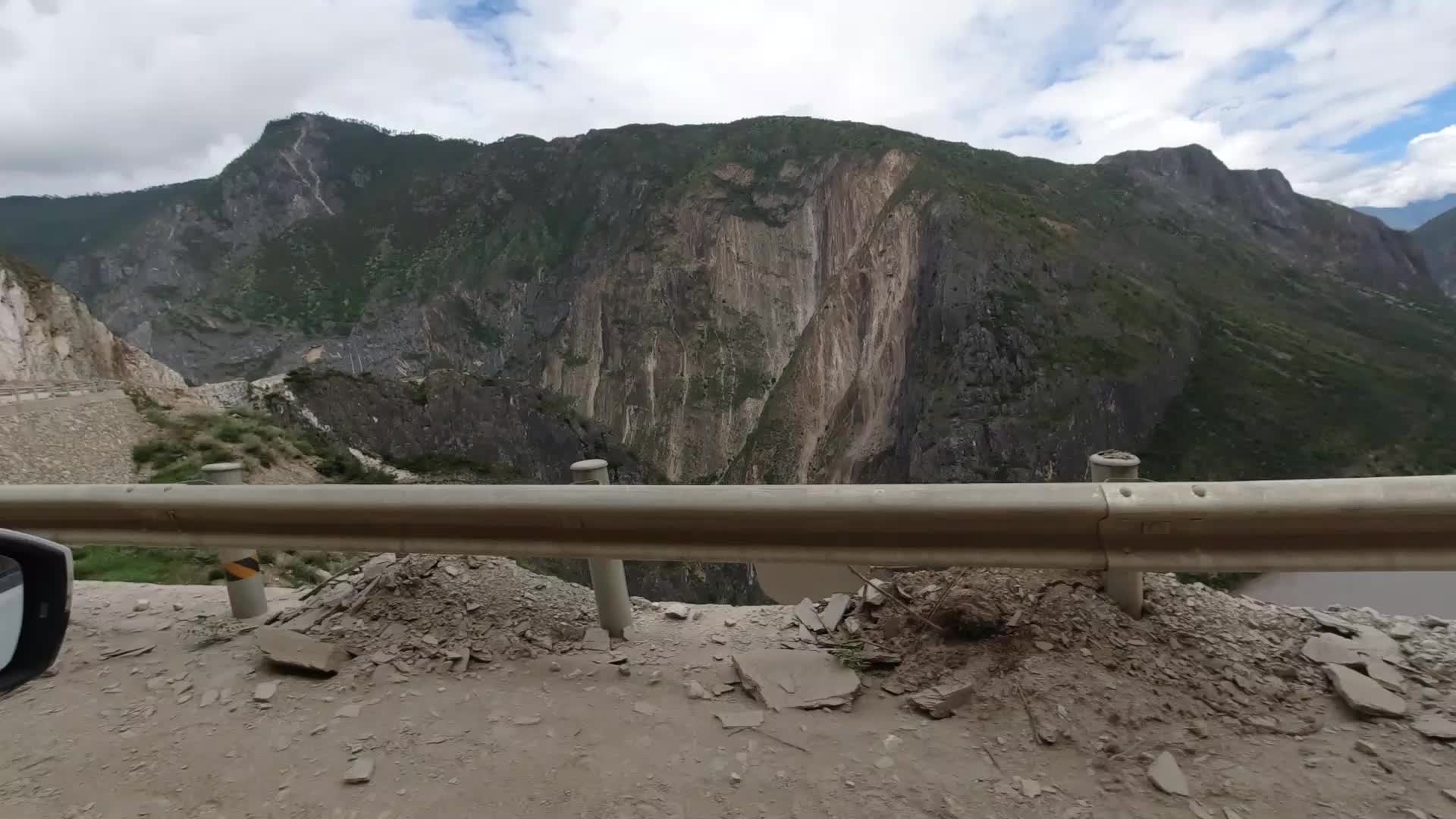去云南大山深处的废弃县城探险，这里已沦为村，一切如同几十年前