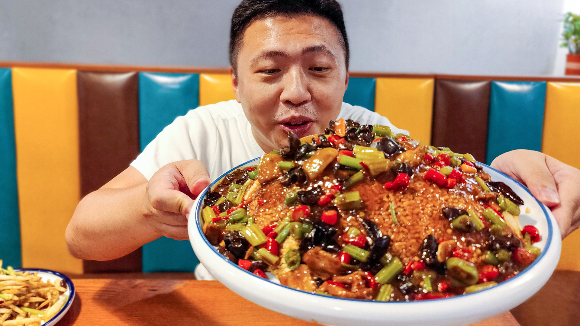 米饭也能下饭？油炸锅巴吸满汤汁酸辣入味，咯吱咯吱咯吱咯吱..