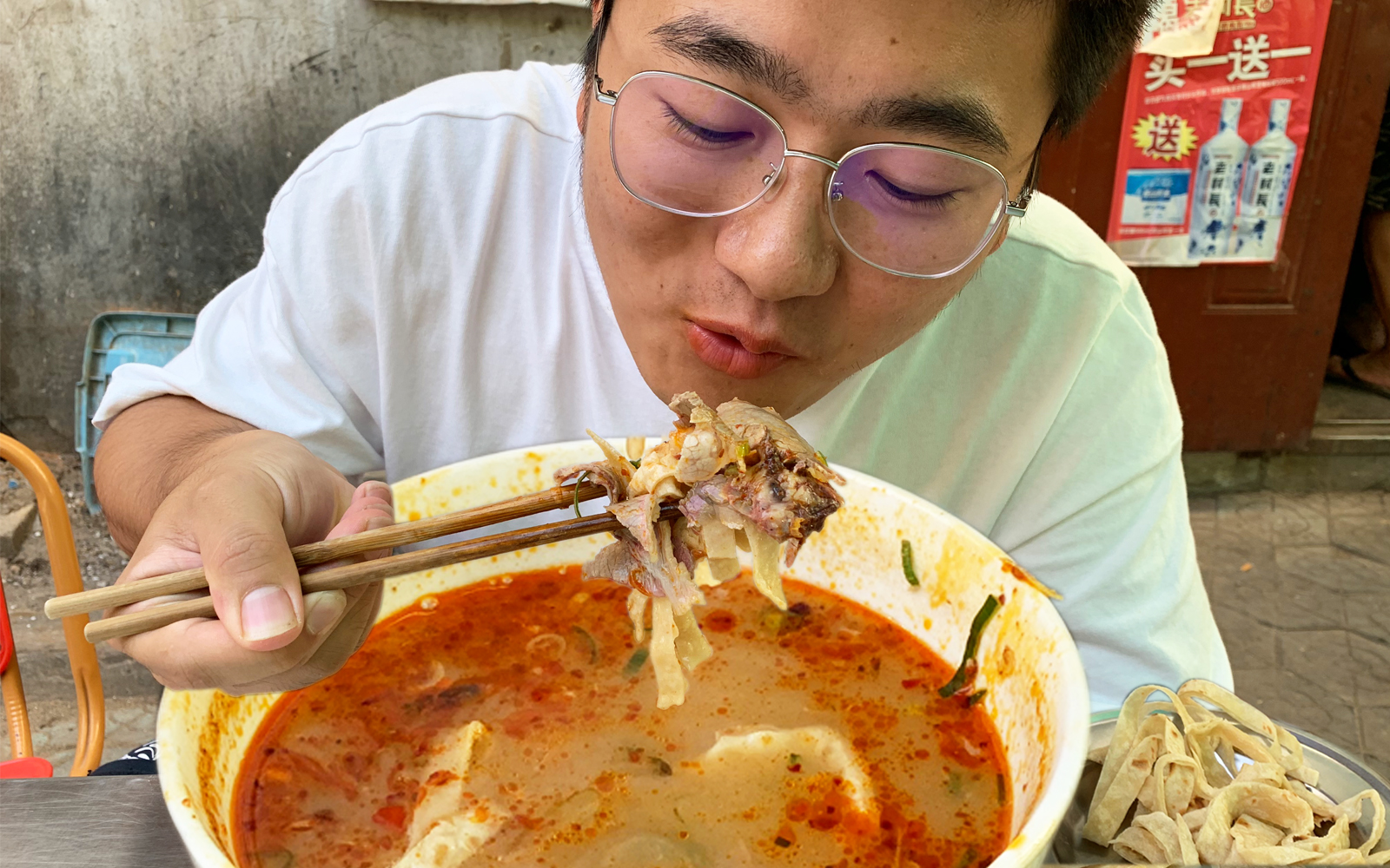 喝个牛肉汤，偶遇神仙大爷，一开口我跪了，太好听了吧！