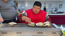海洋大餐！猴哥费了九牛二虎之力，弄完生蚝，四方食客都吃美了！