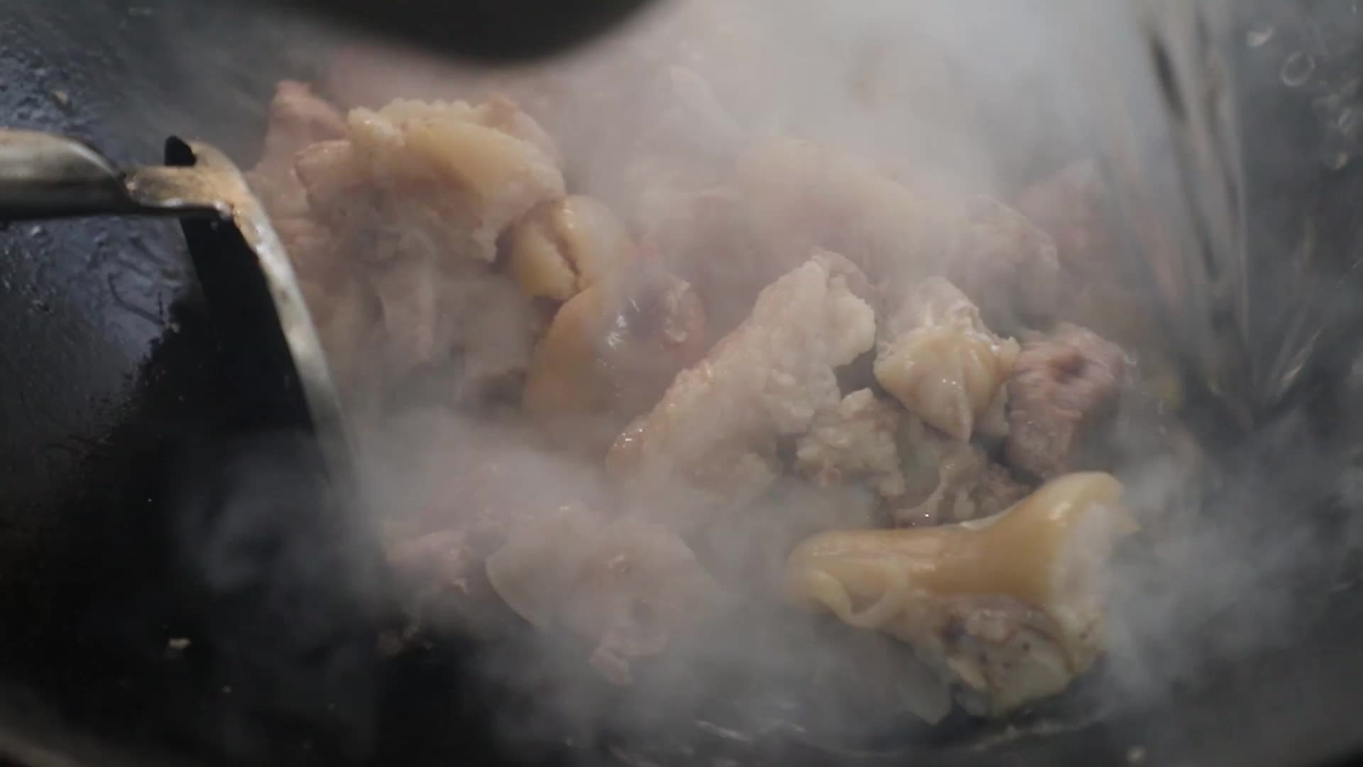 一香家里土鸡蛋太多了，拿来煮荷包蛋，蒜叶炒鸡蛋，美味