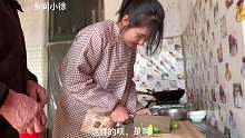 小徐忙着褪鹅毛，大女儿掌勺做午饭，一凉一热，全家人都夸好吃