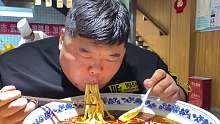 猴哥挑战特大碗拉面获奖金800！猴哥把奖金换成面送给医护人员