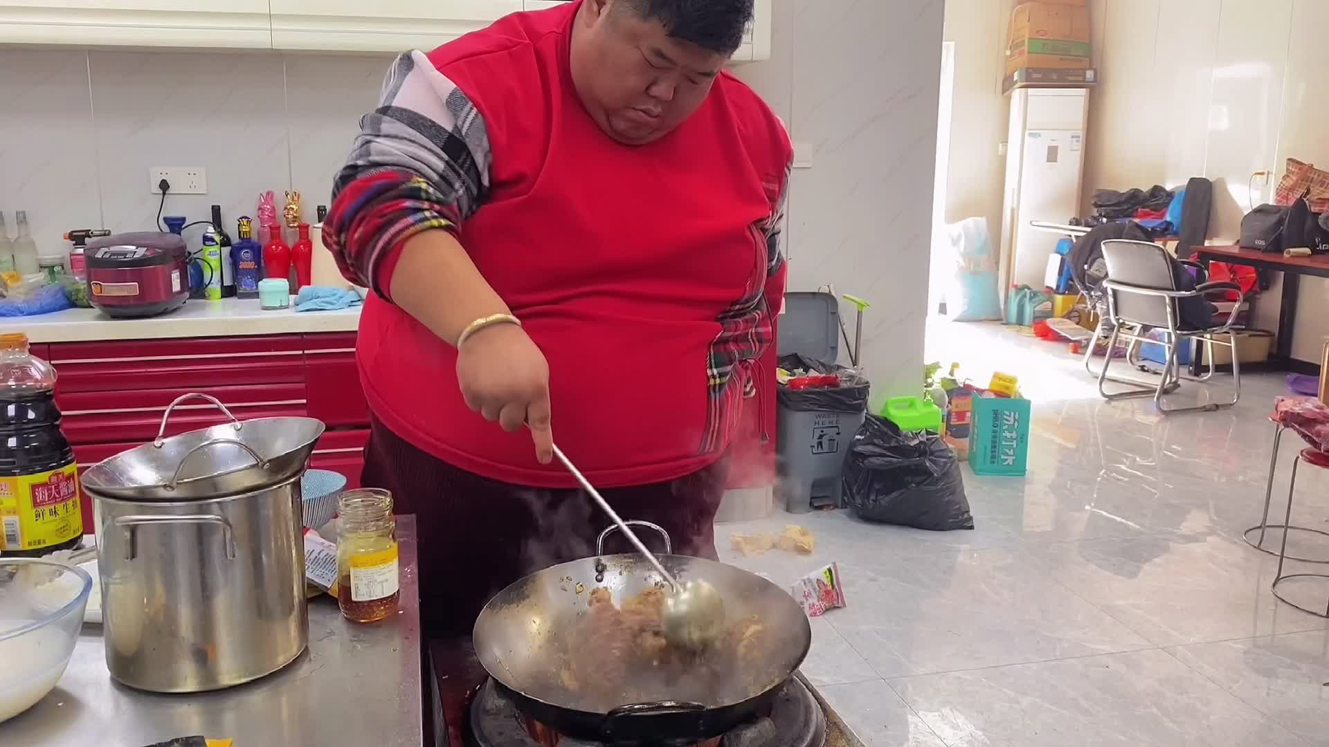 猴哥的甜酱鸡腿超级美味！猴哥舍不得吃都留给儿子吃！这一百太值