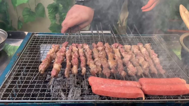 108元买了二斤羊肉，在自家露台烤串，香气扑鼻，这才是真正的撸串