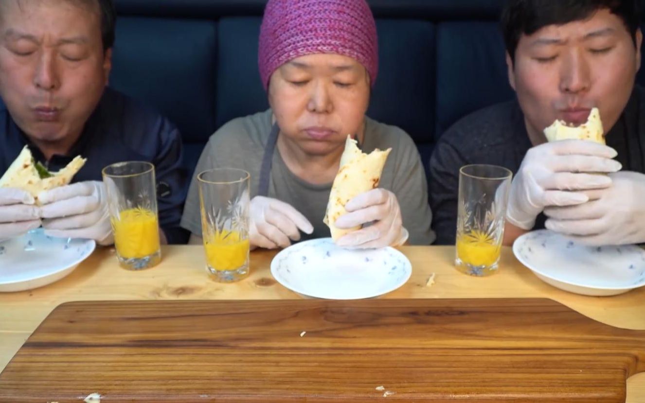 妈妈在大锅里煮了各种美味的辣海鲜，上桌吃光光，太美味了！