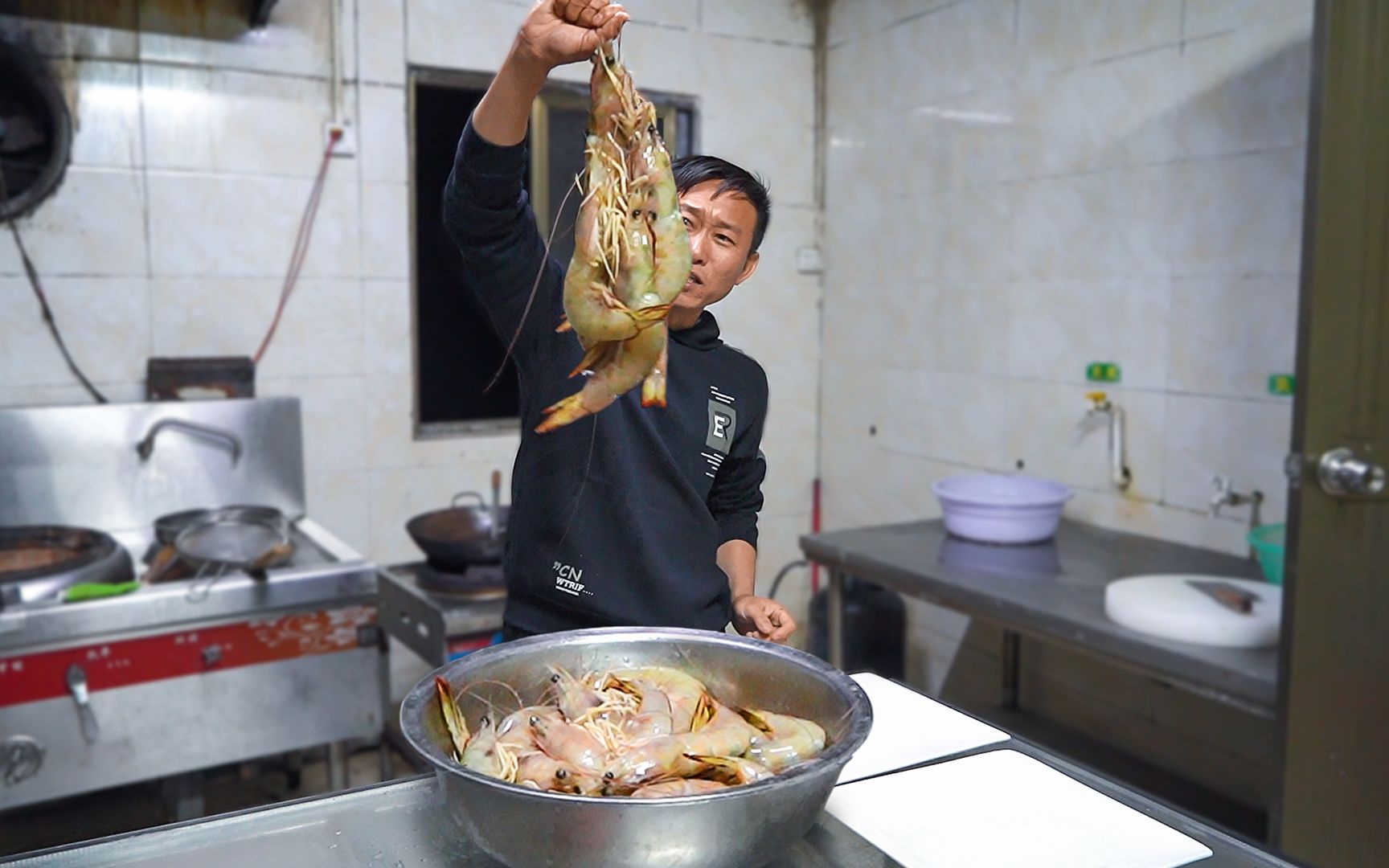把几十条“豪虾”剁成泥，用韭菜作料包茄子，鲜香酥脆越吃越馋