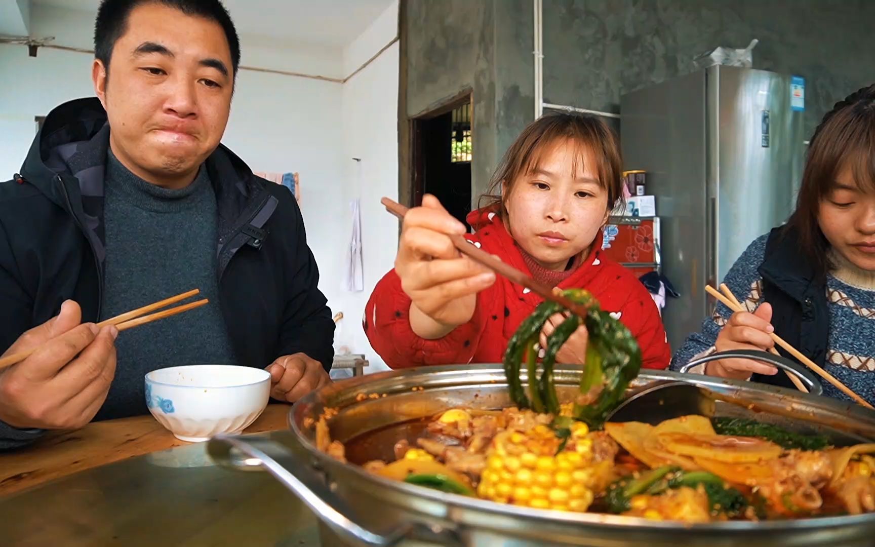 兄弟媳妇来家里做客，桃子姐做一大锅钵钵鸡招待，一家人吃爽了