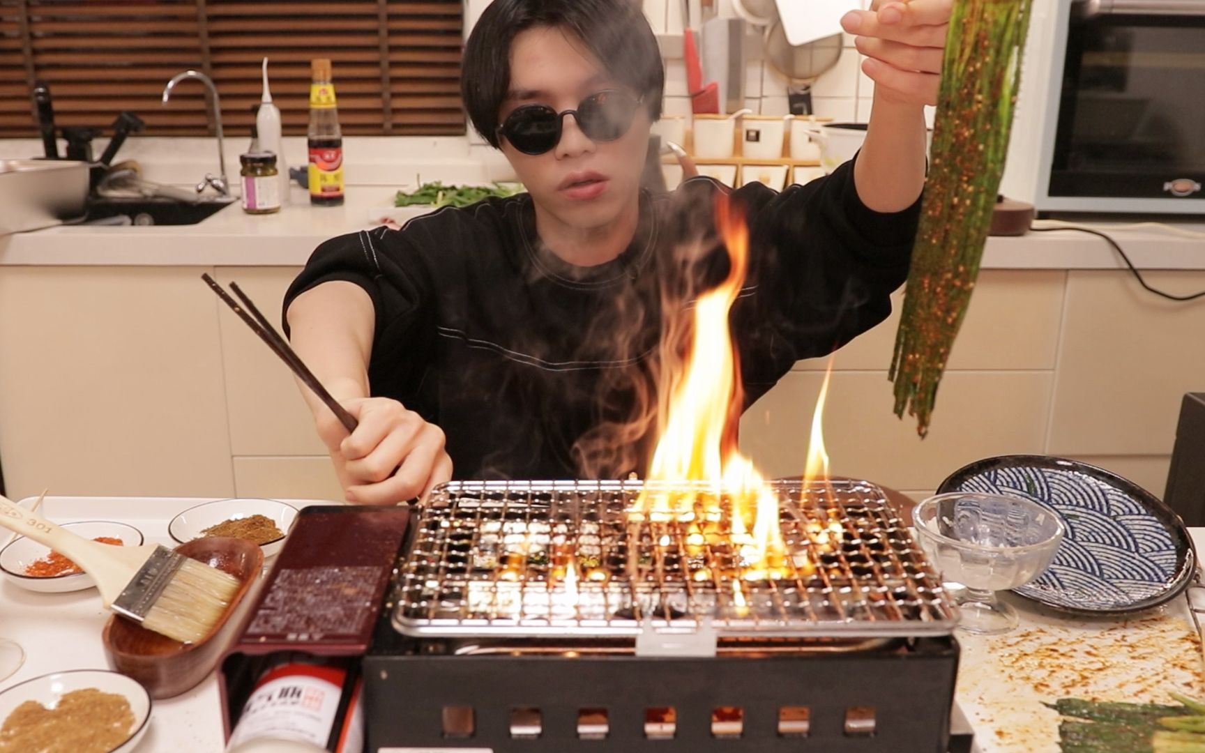这样烤韭菜？几毛钱低成本…比烧烤摊还好吃！满满一大串超满足！
