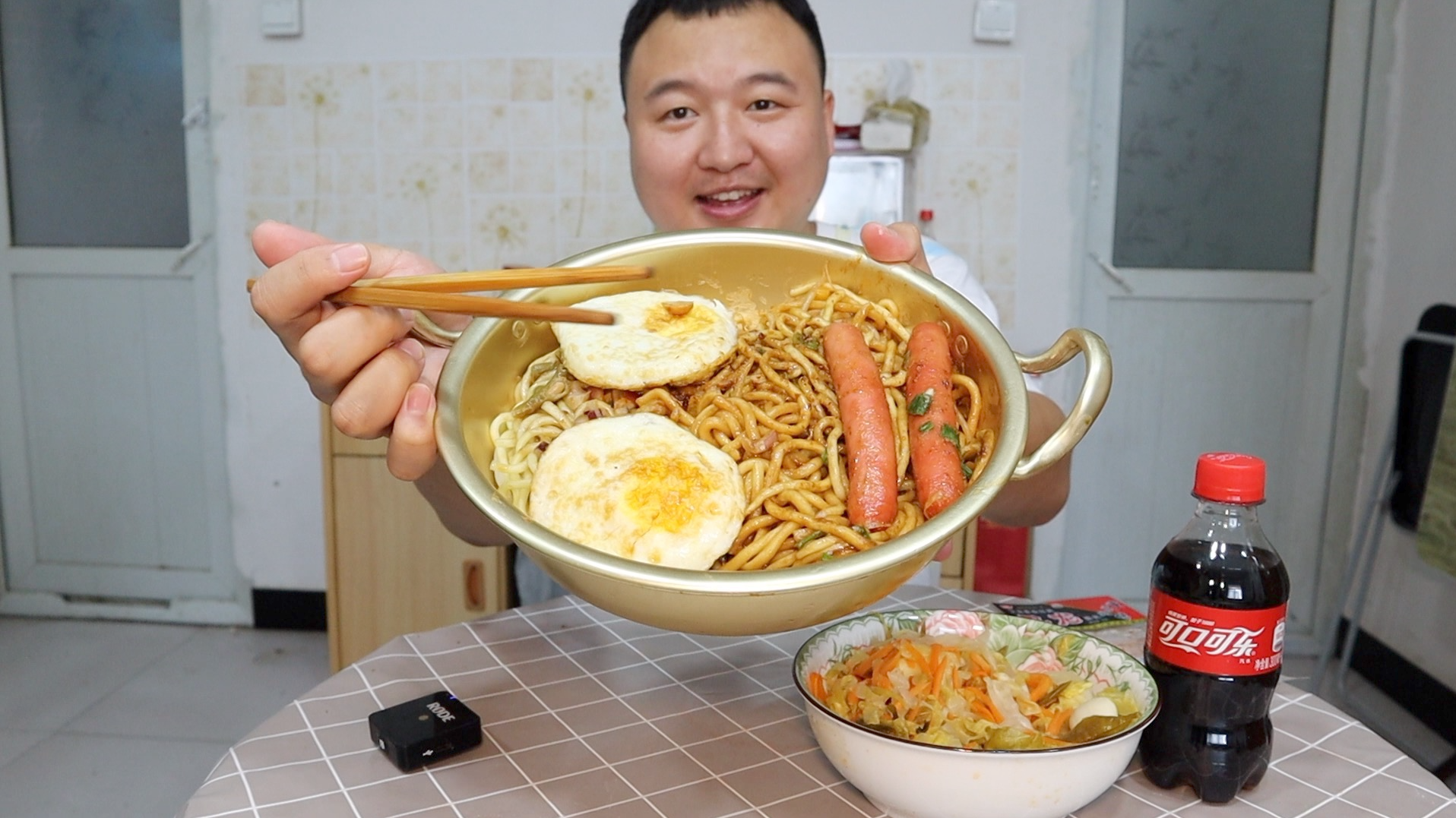 俩肠加俩蛋，正好能下面，这样吃热干面实在太爽了！